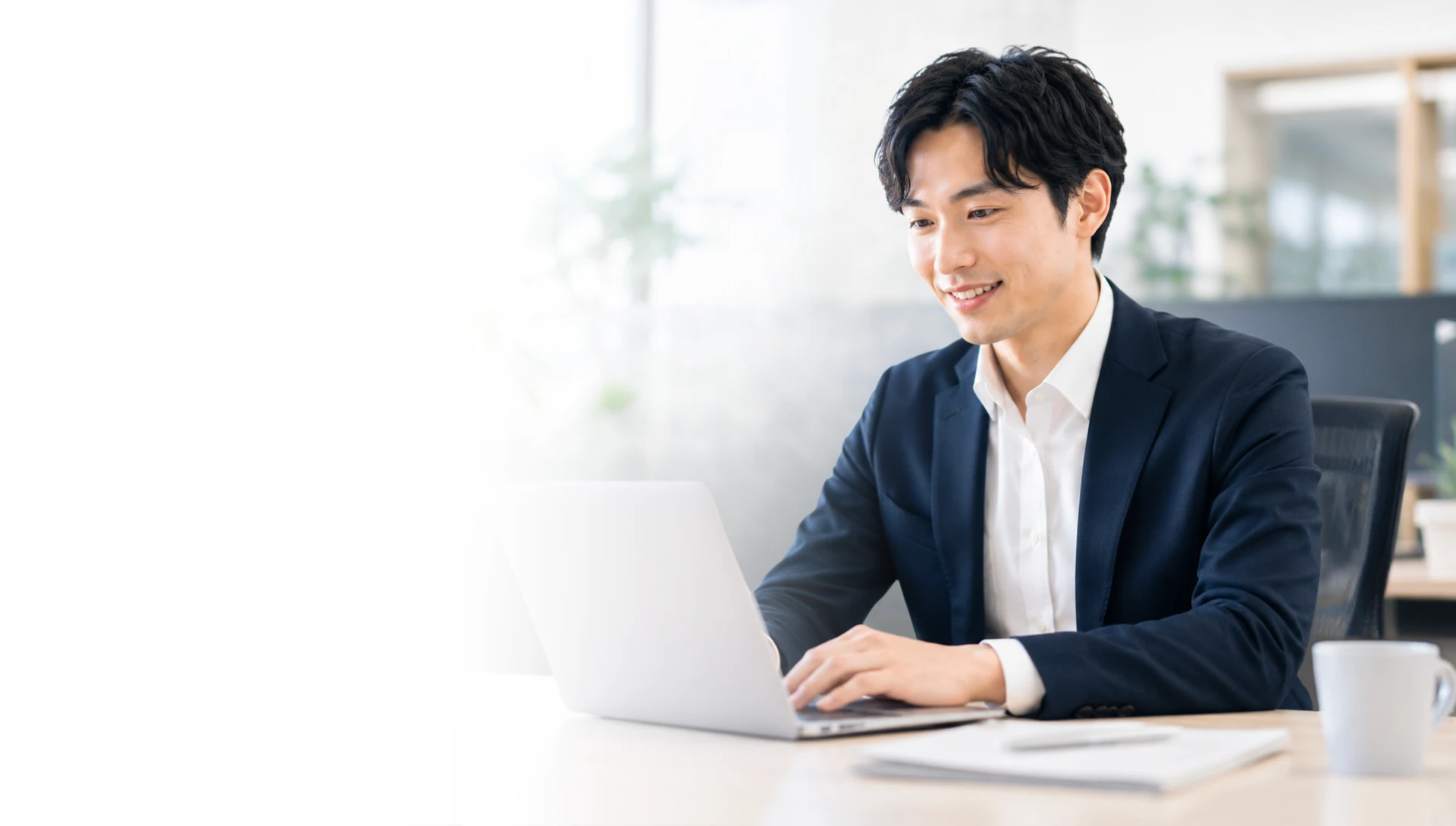 リモートワークをする男性たち